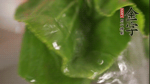 小青菜從根部掰開，分別洗凈。