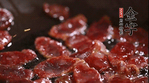 鍋中油7成熱時，香腸片翻炒均勻，然后依順序加胡蘿卜絲、小青菜、面條。