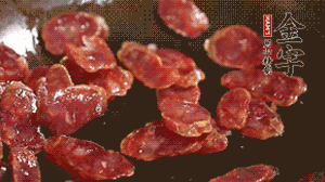 鍋中油7成熱時，，先放香腸煸香，再放荷蘭豆、小玉米均勻翻炒。（可淋點料酒或清水讓香腸口感軟一些）