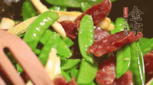 出鍋前加少許鹽調(diào)味就可以啦！