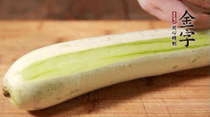 絲瓜去皮，切成1cm厚的小圈。