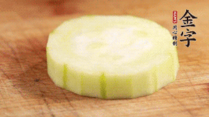 將香腸片鋪到絲瓜圈上。