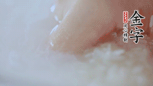 砂鍋內(nèi)壁涂抹一層食用油，將洗凈后的大米放入，米與水比例為1：1.5。