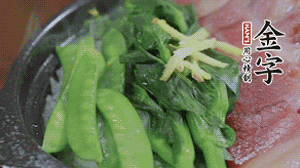 燜好的米飯開蓋，放入菜心、荷蘭豆，澆上調(diào)味汁拌勻。