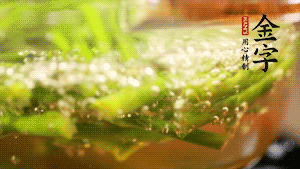 油菜花和切成段的蘆筍分別入熱水焯熟。