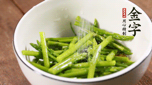 將調(diào)料放入準備好的食材中，攪拌均勻。