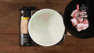 鮮肉冷水下鍋，加姜片焯水3分鐘。