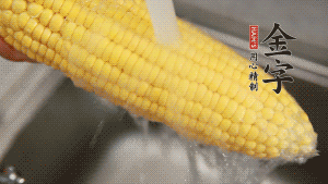 蓮藕切塊、玉米切段、荸薺削皮。