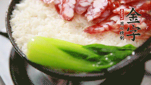 5分鐘后，在鍋邊用勺子淋一圈少少的油。打雞蛋，放青菜，把調(diào)好的醬汁倒入。（在米飯周圍用小勺沿著鍋邊淋上一圈油，是為了吃到地道的鍋巴。這個(gè)過程可以稍微轉(zhuǎn)動(dòng)下鍋，使四壁受熱均勻。）