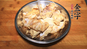 筍干冷水泡發(fā)至軟，切成小段，生姜切成片備用。