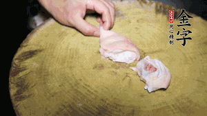 新鮮豬蹄切成塊狀，冷水入鍋，加姜片、黃酒汆燙3分鐘，出鍋后洗凈。（要先將豬蹄的蹄甲和毛處理干凈，如果有毛扎扎的感覺(jué)，非常影響口感。大火燒開(kāi)后，撇去血沫，要多撇幾遍至干凈，這樣才可使湯色更鮮亮、清淡不油膩。）