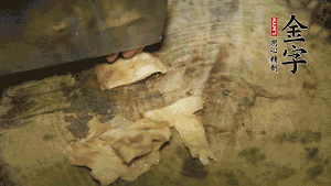 加適量溫水淹沒(méi)食材，大火燉至水沸后再小火慢燉1小時(shí)，出鍋前10分鐘加枸杞。（焯過(guò)水后的豬蹄不應(yīng)再用涼水，用溫水燉煮更容易軟爛。也可以用高壓鍋或者有煲湯功能的電飯煲，省時(shí)又便于入味。）