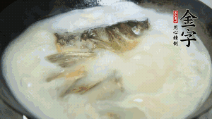 然后加竹蓀段、姜片、枸杞、火腿片，以少量鹽、黃酒調(diào)味，大火燉煮10分鐘。