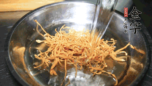 蟲草花用涼水浸泡10分鐘，干香菇溫水泡發(fā)至軟去蒂備用。蓮子、紅棗也可一同清洗干凈。