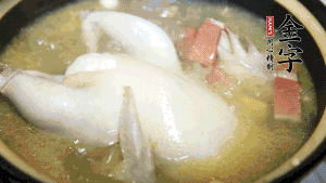 煮沸時加入蟲草花、香菇、紅棗，以料酒調(diào)味繼續(xù)小火燉煮1小時左右。