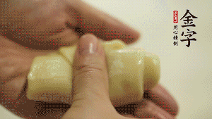 【包月餅】1．面劑兩頭向中間捏緊， 把光滑一面向下，按扁后搟成圓形面皮。餡料放在面皮中心，把餡料包緊，捏緊收口。