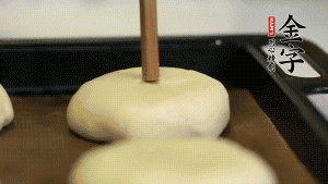 【包月餅】2．收口向下放在案板上，輕輕將月餅坯按扁，用筷子點(diǎn)紅點(diǎn)做裝飾?？鞠漕A(yù)熱至170℃，月餅放在中下層，烤17分鐘左右。