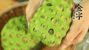 從蓮蓬中取出新鮮蓮子，剝?nèi)ネ鈿ず?，再小心剝?nèi)グ咨∧ぁ＃▌兊舭咨∧さ纳徸涌诟猩蠒?huì)更嫩，入口更顯清甜）