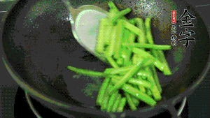 鍋中倒油，油溫7成熱時(shí)，放入四季豆煸炒至變色，然后放入香腸均勻翻炒，加少許清水燜煮1分鐘。