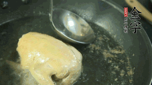 鴿子去毛和內(nèi)臟，處理干凈。大火燒開鍋中的水，放入鴿子汆燙3分鐘，撇清血沫，撈出備用。（為了保證湯色純正，肉類在煲制前要先去除殘留的血水，煲湯時一定要冷水下鍋，這樣肉里的蛋白質(zhì)才可以充分地溶解到湯里，湯的味道才會鮮美。）