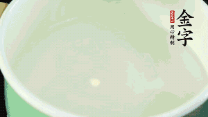 鍋中盛涼水，放入汆燙好的鴿子、火腿片、生姜片。