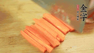 洋蔥、青椒、胡蘿卜切成粒備用。