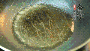 熱油起鍋，依次放入胡蘿卜粒、青椒粒、洋蔥粒煸炒均勻。