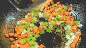 以耗油、料酒調(diào)味，加適量清水燜煮。