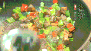 熱油起鍋，依次加入青椒塊、牛肉、大蒜煸炒均勻。