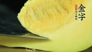 胡蘿卜切滾刀塊，小南瓜取一半去籽去皮切塊備用。