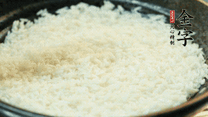 浸泡后的大米加入2湯匙生抽、1湯匙老抽調(diào)味。