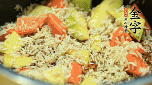 加入切好的胡蘿卜塊和南瓜塊、鹵牛肉塊攪拌均勻。放入電飯煲，按“煮飯模式”。