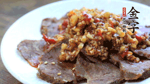 最后把醬汁淋到牛肉上即可，撒上芝麻、香菜。也可以把牛肉和醬汁攪拌均勻，讓牛肉與醬汁更加入味。