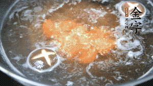 將烏冬面放入調好味的面湯中一起煮熟。（選擇烏冬面的原因，第一是因為菜鳥也能很好地做出成品，而不用擔心會糊鍋或者黏在一起；第二是因為白色的面條，在夏天看起來更有食欲。）