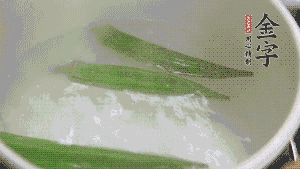 在煮面湯時，就可以做其他步驟了。比如把秋葵汆水，橫切成星星造型；雞蛋煮熟，切成兩半；黃瓜切成絲。