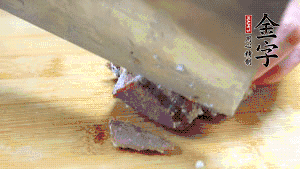 金字鹵牛肉打開包裝，把牛肉切成片狀。（眼見為實，用一整塊牛肉鹵制的鹵牛肉哦，牛肉的香氣感覺撲鼻而來有木有！?。。?>
					</div>
					<span>步驟 6/7</span>
					<p>金字鹵牛肉打開包裝，把牛肉切成片狀。（眼見為實，用一整塊牛肉鹵制的鹵牛肉哦，牛肉的香氣感覺撲鼻而來有木有?。。。?/p>
				</li><li>
					<div   id=