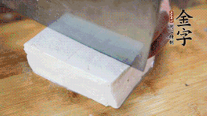 豆腐切成小塊，臘肉切成薄片，辣椒切成小圈。