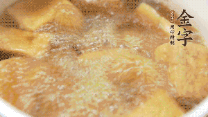 另起一個湯鍋，倒入適量清水，加入炸好的豆腐塊。待水沸騰后，加入臘肉，用生抽、料酒、火腿高湯調(diào)味。燉煮至臘肉熟透，加辣椒圈增加點辣味。（調(diào)料可以根據(jù)個人口味適當調(diào)整，火腿高湯能夠讓湯汁更加層次豐富。）