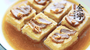 裝盤時，撒上蔥花裝飾。