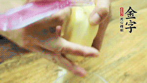 將食材洗凈，茄子、土豆切滾刀塊。