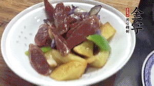 加少量生抽、鹽、糖、雞精調(diào)味，炒熟出鍋即可。