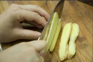 火腿切片，生姜切片。