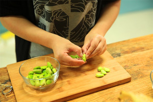 蠶豆剝除外殼，剩下嫩嫩的蠶豆。