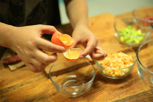 雞蛋蛋白和蛋黃分開，把蛋黃打散。