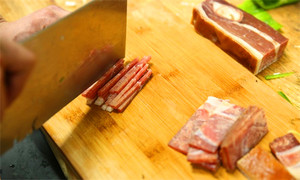 將火腿清洗后切成絲備用。