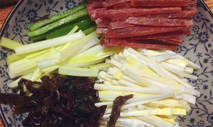 黑木耳泡發(fā)，黑木耳、韭黃、雷筍、青椒切成絲。