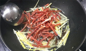 火腿絲、筍絲、黑木耳絲汆水后，瀝干。