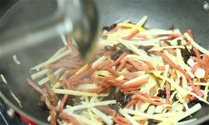 起油鍋，蒜茸煸香，倒入所有食材，加料酒翻炒至熟即可。