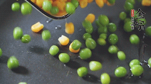 鍋7成熱時，下豌豆、玉米翻炒，再依次放醬肉、洋蔥碎、木耳碎。