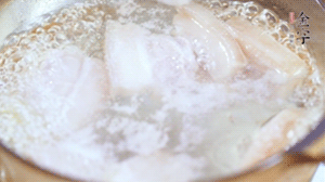 五花肉切塊，加姜片焯水備用。